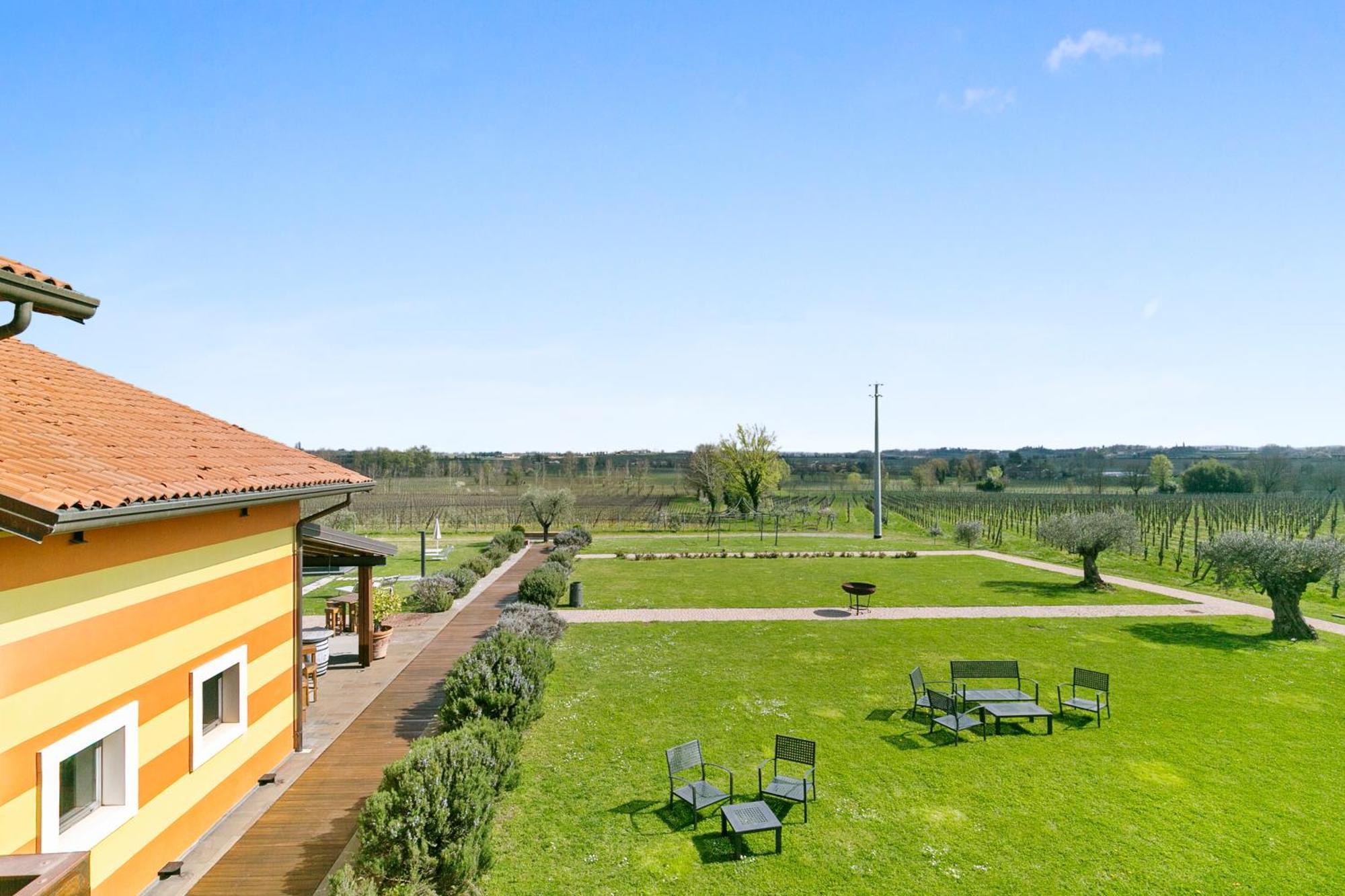 Almavite Wine Resort With Pool ديسينسانو ديل غاردا المظهر الخارجي الصورة