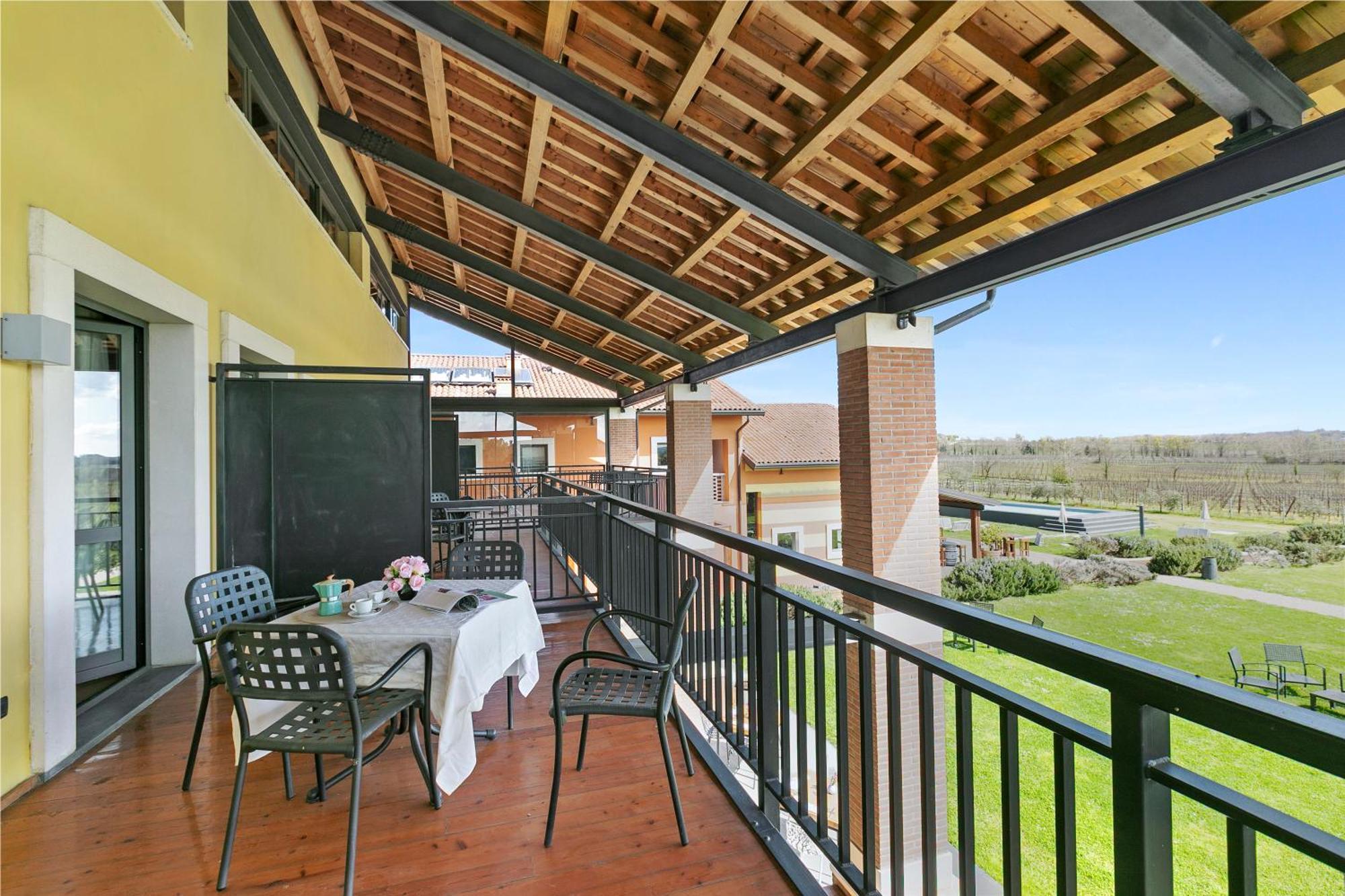 Almavite Wine Resort With Pool ديسينسانو ديل غاردا المظهر الخارجي الصورة